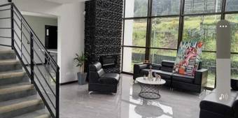 Se vende moderna casa con lote de 1,500m2 en San Rafael Heredia 25-748