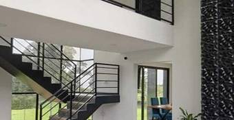 Se vende moderna casa con lote de 1,500m2 en San Rafael Heredia 25-748