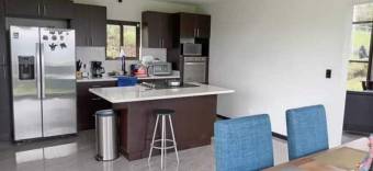 Se vende moderna casa con lote de 1,500m2 en San Rafael Heredia 25-748