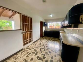 Se vende espaciosa casa con uso mixto en Santo Tomas Heredia 25-1056