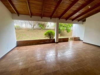 Se vende espaciosa casa con uso mixto en Santo Tomas Heredia 25-1056