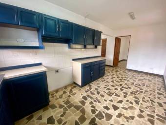 Se vende espaciosa casa con uso mixto en Santo Tomas Heredia 25-1056