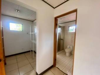 Se vende espaciosa casa con uso mixto en Santo Tomas Heredia 25-1056