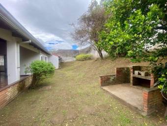 Se vende espaciosa casa con uso mixto en Santo Tomas Heredia 25-1056