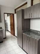 Ganga! 2 cuartos, 2 baños, cocina y baños nuevos  $ 1.050