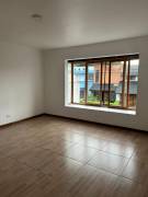 Ganga! 2 cuartos, 2 baños, cocina y baños nuevos  $ 1.050
