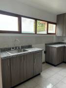 Ganga! 2 cuartos, 2 baños, cocina y baños nuevos  $ 1.050