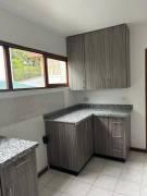 Ganga! 2 cuartos, 2 baños, cocina y baños nuevos  $ 1.050