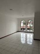 Ganga! 2 cuartos, 2 baños, cocina y baños nuevos  $ 1.050