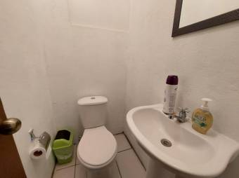 Se vende espaciosa casa de 2 plantas en Hatillo 2 San José 25-1895