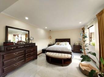 Se vende espaciosa casa en Rohrmoser cerca de la embajada Americana 25-139