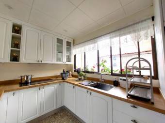 Se vende espaciosa casa en Rohrmoser cerca de la embajada Americana 25-139