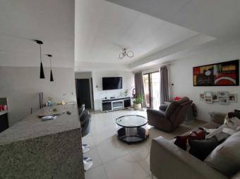 Se vende moderna casa de 2 plantas con terraza en Alajuela 26-142