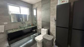 Se vende moderna casa en condominio de San Rafael Escazú 26-655