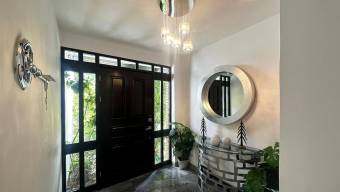 Se vende moderna casa en condominio de San Rafael Escazú 26-655