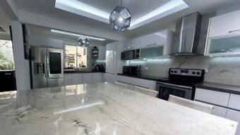 Se vende moderna casa en condominio de San Rafael Escazú 26-655