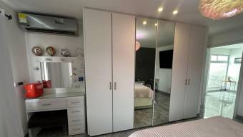 Se vende moderna casa en condominio de San Rafael Escazú 26-655