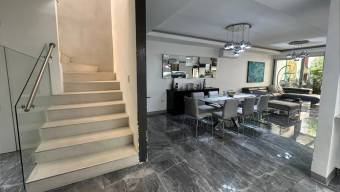 Se vende moderna casa en condominio de San Rafael Escazú 26-655