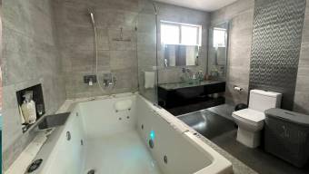 Se vende moderna casa en condominio de San Rafael Escazú 26-655