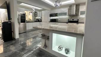 Se vende moderna casa en condominio de San Rafael Escazú 26-655