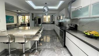 Se vende moderna casa en condominio de San Rafael Escazú 26-655