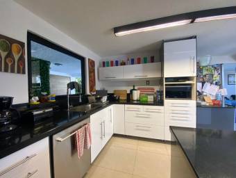 Se vende moderna casa en condominio de Escazú 26-478