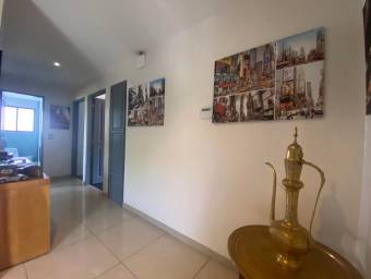 Se vende moderna casa en condominio de Escazú 26-478