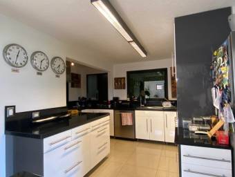 Se vende moderna casa en condominio de Escazú 26-478