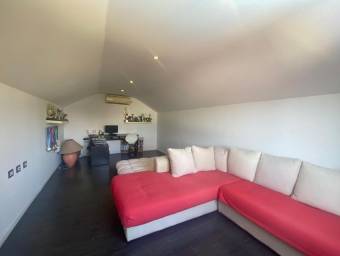 Se vende moderna casa en condominio de Escazú 26-478