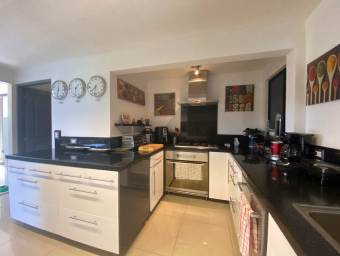 Se vende moderna casa en condominio de Escazú 26-478