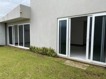 Se vende moderna casa de 2 plantas en condominio de San Rafael Escazú 25-1578