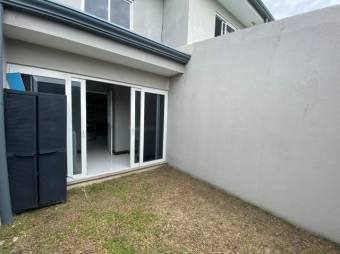 Se vende moderna casa de 2 plantas en condominio de San Rafael Escazú 25-1578