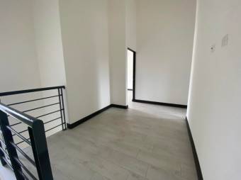 Se vende moderna casa de 2 plantas en condominio de San Rafael Escazú 25-1578