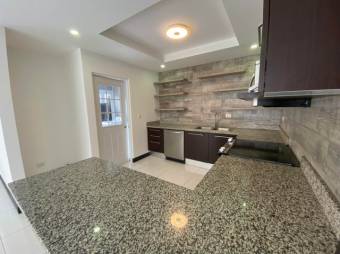 Se vende moderna casa de 2 plantas en condominio de San Rafael Escazú 25-1578