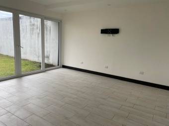 Se vende moderna casa de 2 plantas en condominio de San Rafael Escazú 25-1578