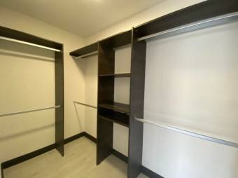 Se vende moderna casa de 2 plantas en condominio de San Rafael Escazú 25-1578