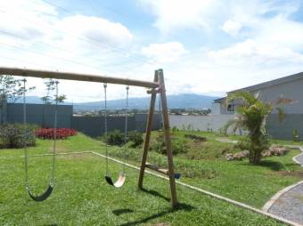 Se vende moderna casa de 2 plantas en condominio de San Rafael Escazú 25-1578