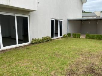 Se vende moderna casa de 2 plantas en condominio de San Rafael Escazú 25-1578