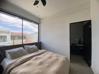 Se vende amplia casa de lujo en San Rafael de Escazú 26-522