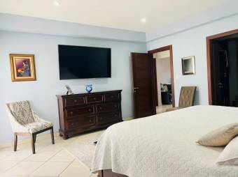 Se vende moderna casa de 2 plantas en condominio de San Rafael de Escazú 25-1473