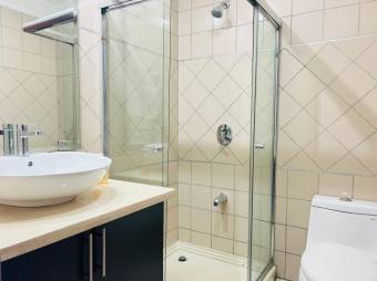 Se vende moderna casa de 2 plantas en condominio de San Rafael de Escazú 25-1473