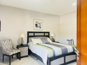 Se vende moderna casa de 2 plantas en condominio de San Rafael de Escazú 25-1473