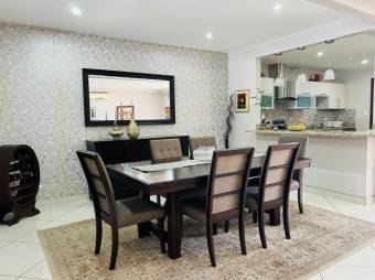 Se vende moderna casa de 2 plantas en condominio de San Rafael de Escazú 25-1473