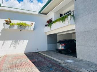 Se vende moderna casa de 2 plantas en condominio de San Rafael de Escazú 25-1473
