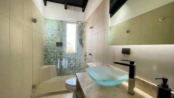 Se vende moderna casa con terraza en condominio de San Rafael Escazú 25-1873