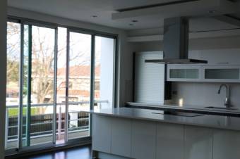 Se vende moderna casa de 3 plantas en Guachipelín de Escazú 24-31