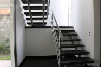 Se vende moderna casa de 3 plantas en Guachipelín de Escazú 24-31
