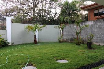 Se vende moderna casa de 3 plantas en Guachipelín de Escazú 24-31