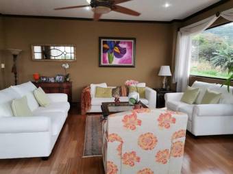 Se vende espaciosa casa con jardín en San Rafael de Escazú 23-516