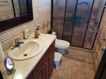 Se vende espaciosa casa con jardín en San Rafael de Escazú 23-516